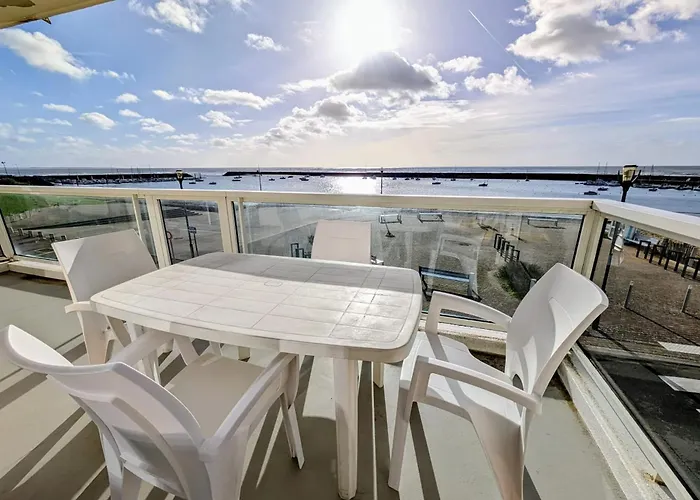 Bright With Superb Views Of The Port *