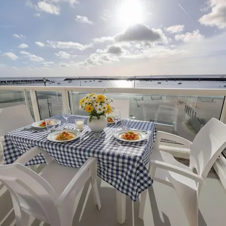 דירה Bright With Superb Views Of The Port ז'אר-סור-מר