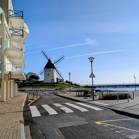 Bright With Superb Views Of The Port جارد سور مير